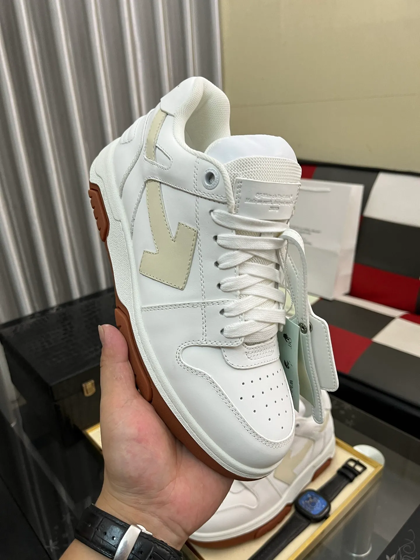Men's shoes 💰600⌚️⌚️ OFF-White C/O VirGil Abloh fashionable and versatile casual shoes. Exclusive first release of the new model. Made of environmentally friendly cowhide leather and mesh fabric upper material. The insole is embedded with foam cushioning EVA material. The correct midsole is equipped with EVA lightweight cushioning. External tooth nail rubber outsole. The correct accessories can be customized simultaneously. Women's model: 35-40 Men's model: 39-45